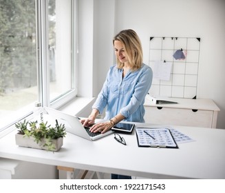 Geschäftsfrau, die an einem ständigen Schreibtisch arbeitet