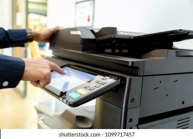Бизнесмен Кнопка ручного нажатия на панели принтера, принтер, сканер, лазерный офисный копировальный аппарат, обеспечивает концепцию запуска.