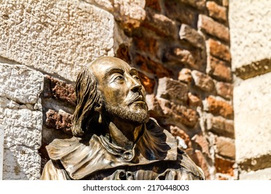 Bust Of William Shakespeare And Plate With Verse From Romeo And Juliet In Verona, William Shakespeare