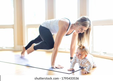 beschäftigte junge Mutter, die zu Hause Yoga-Fitness mit ihrem Kind während des Aufenthaltes zu Hause, gesundes Familienaktivität-Konzept