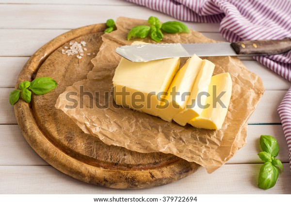 バター バターのスライス 木皿に新鮮なスライスバターを塗る の写真素材 今すぐ編集