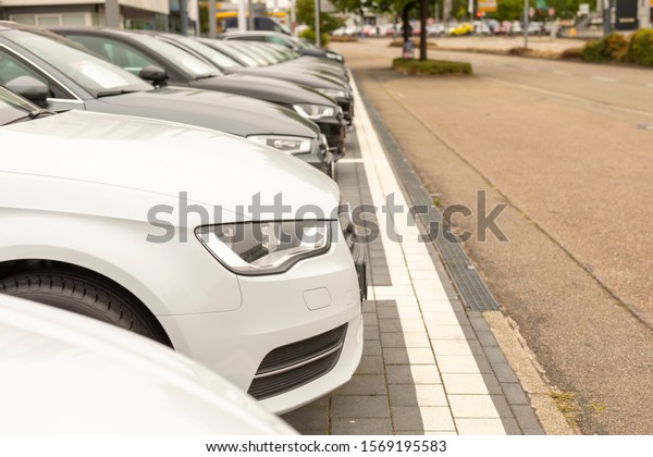 Buy new car -\
selecting from cars row 