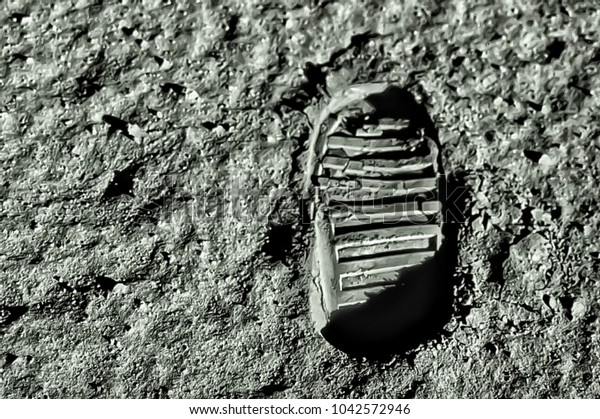 След Базза Олдрина на Луне. Отпечаток сапога астронавта на приземлении на Луну. Лунная поверхность. Изображение Луны, показывающее место посадки Аполлона 11. Элементы этого изображения, предоставленные НАСА