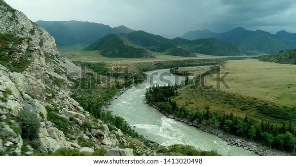 By the general nature of the valley, the Katun is\
divided into three sections: the upper Katun, from the source to\
the Cox River, 186 km long, the middle Katun from the mouth of the\
Cox to the Sumultu