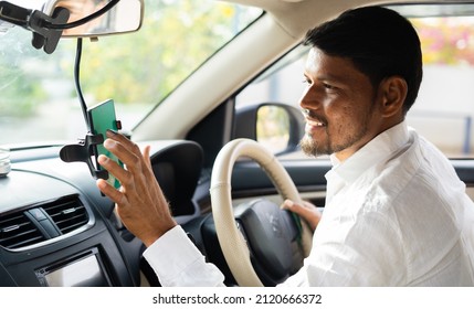 Cab driver using map navigation or gprs on mobile phone for travelling - cocnept of technology, smartphone and internet