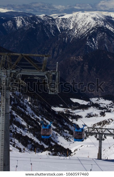cab movement\
on the cable car to the\
mountains
