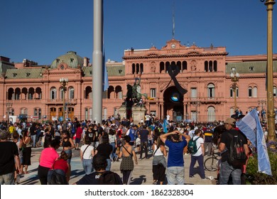 CABA, Buenos Aires, Argentina - 11 26 2020: Maradona's Death. Funeral And Vigil In Government Presidential House Casa Rosada Exhibiting Black Flag. Crowd Of Fans Show Up To Say Goodbye And Grief. 