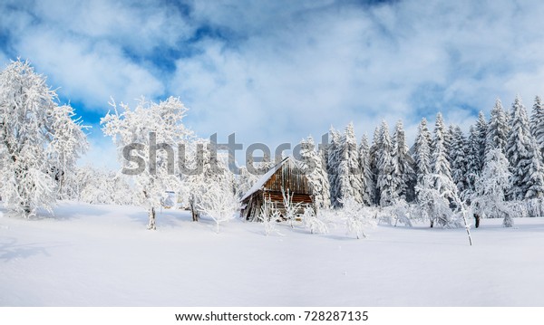 Cabin Mountains Winter Mysterious Fog Anticipation Stock Photo