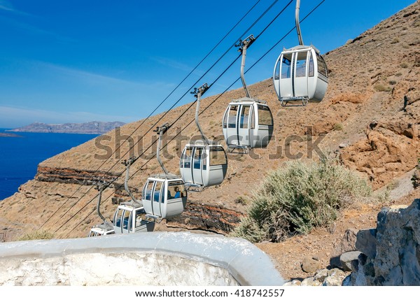 The cable car connecting the harbor and\
the old village Fira located on the top of\
rocks.