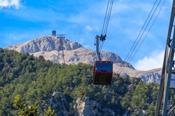 Téléphérique Sur L'autoroute Menant Au Sommet De La Montagne Tahtali Dans La Province D'Antalya, Turquie