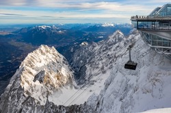 Téléphérique Menant à La Station De Montagne Moderne "Zugspitze" (2962 M) Sur Le Pic Le Plus élevé D'Allemagne Et Une Partie De La Chaîne Alpine "Wetterstein" Près De Garmisch-Partenkirchen En Hiver. Vue Panoramique.