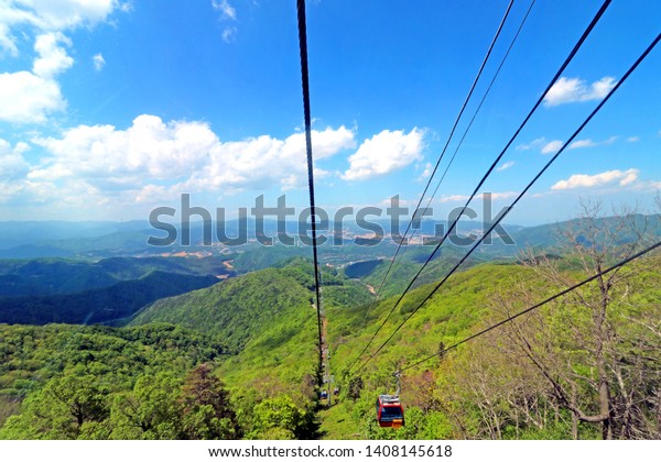 \
Cable car sightseeing gondola - You\
can see beautiful four seasons of Korea when you take a sightseeing\
gondola at a resort in Gangwon-do,\
Korea.