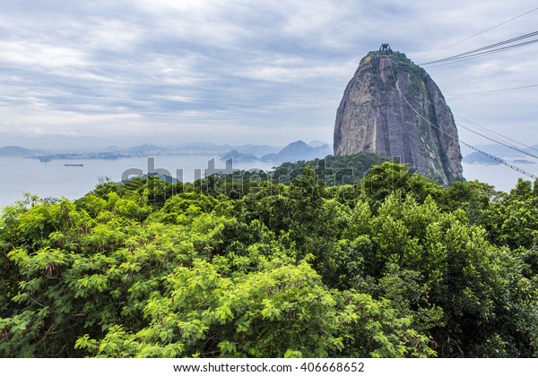 Cable car\
and Sugar Loaf mountain in Rio de\
Janeiro