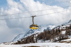 Le Téléphérique Qui Relie Le Sommet Du Mont Diavolezza à La Vallée De Pontresina.