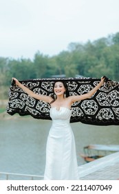 Cacaban , Indonesia - September 004 , 2022
A Beautiful And Elegant Model With A Charming Tegal Batik Dress Is Flown