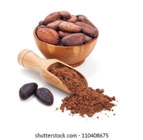 Kakaobohnen und Kakaopulver einzeln auf weißem Hintergrund