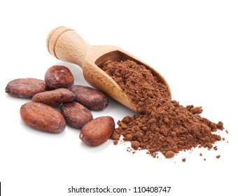 Kakaobohnen und Kakaopulver einzeln auf weißem Hintergrund
