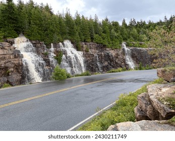 Cadillac Mountain Summit Road en el Parque Nacional Acadia, Maine. Cascadas temporales después de una fuerte lluvia.  Las fuertes lluvias crearon cascadas raras.