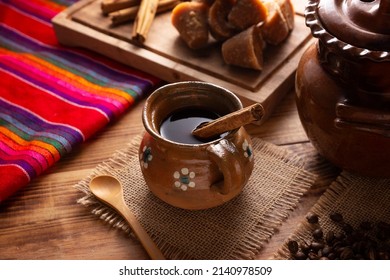 Café de Olla. Café mexicano tradicional e ingredientes básicos para su preparación, café, canela y piloncillo, servido en una taza de arcilla llamada 