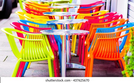 Café Sommerterrasse. gemütliche Tische mit roten Stühlen