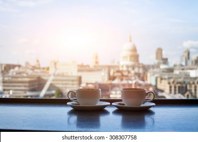 кафе с видом на Лондон, две чашки кофе и собор Святого Павла