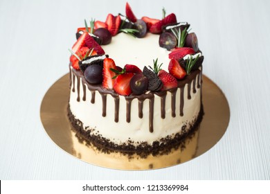 Bilder Stockfoton Och Vektorer Med Strawberry Chocolate Cake