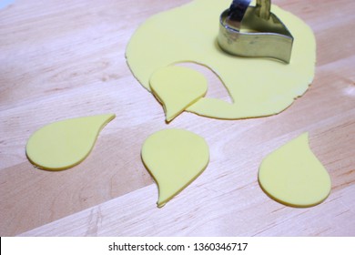 Cake decorating technique step by step instructional series: making fondant rose - step 2: cutting the fondant using cookie cutter