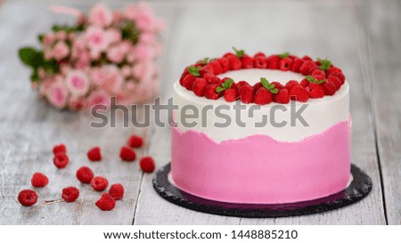 Cake with fresh raspberry and mint