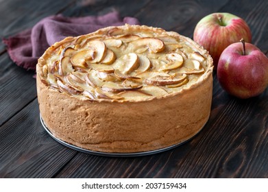 Kuchen, gefüllt mit geschnittenen Äpfeln und Käse