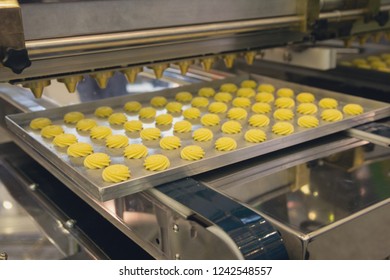 1,302 Automatic Cake Production Line Images, Stock Photos & Vectors ...