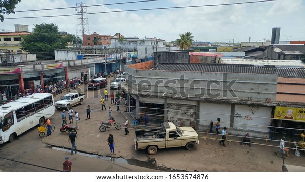 Calabozo,
Venezuela: 17 sep 2018, hundreds of Venezuelans in a queue waiting
their turn to get many from the local
bank.