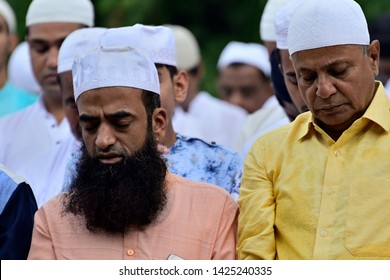 Indian Muslims Celebrating Eid Calcutta Eid Stock Photo 482891140 ...