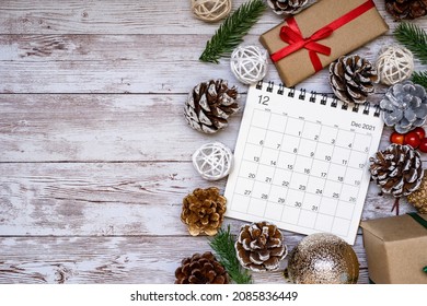Calendar of December 2021; Christmas present box, a calendar, and ornament.