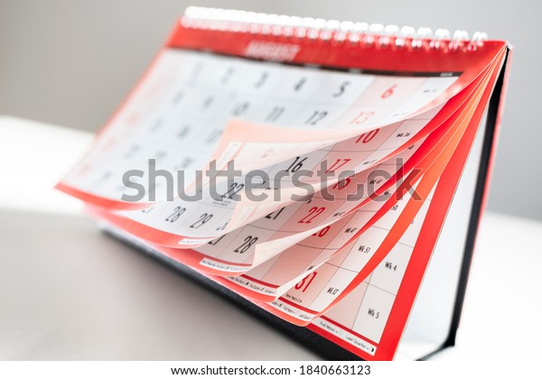 Calendar showing months and dates whilst turning\
the pages