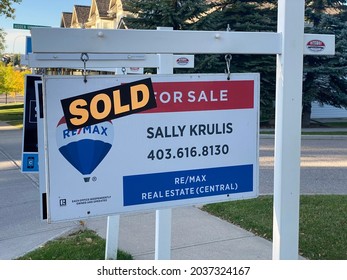 Calgary, Alberta. Canada. Sep 27, 2021. A Close Up To A Real Estate Remax Sign Of A Sold Condo. Concept: Mortgage Loans.