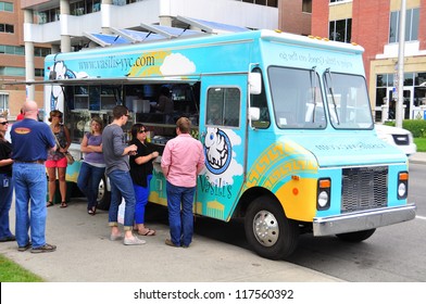 Street Food Truck Images Stock Photos Vectors Shutterstock