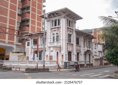 Cali, Colombia - Nov 15, 2010: Old Alcazar Building And Landmark, On 15th Street North, Surrounded By Uglier And More Modern Buildings