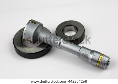 Calibration Bore micrometer test with setting ring gauge