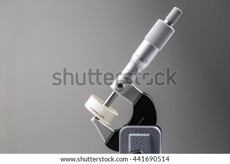 Calibration outside micro meter  with optical parallel