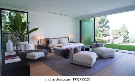 California, 10 March 2021: Luxurious Bright Bedroom With Comfortable King Size Bed and Modern Furniture. Template For Expensive Residential Mansion. Concept For Interior, Architecture And Lifestyle.