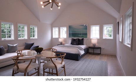 California, 10 March 2021: Luxurious Bright Bedroom With Comfortable King Size Bed And Modern Furniture. Template For Expensive Residential Mansion. Concept For Interior, Architecture And Lifestyle.