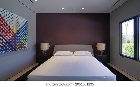 California, 2 October 2021: Luxurious Bright Bedroom With Comfortable King Size Bed And Modern Furniture. Template For Expensive Residential Mansion. Concept For Interior, Architecture And Lifestyle