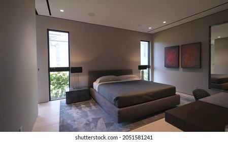 California, 2 October 2021: Luxurious Bright Bedroom With Comfortable King Size Bed And Modern Furniture. Template For Expensive Residential Mansion. Concept For Interior, Architecture And Lifestyle