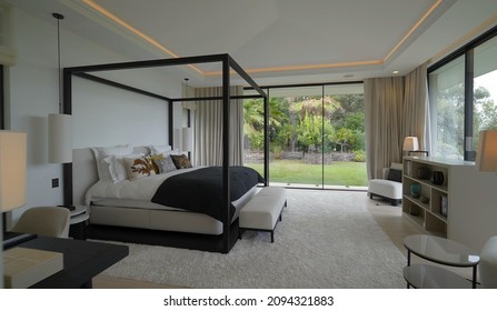 California, 20 December 2021: Luxurious Bright Bedroom With Comfortable King Size Bed And Modern Furniture. Template For Expensive Residential Mansion. Concept For Interior, Architecture And Lifestyle