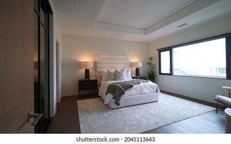 California, 20 September 2021: Luxurious Bright Bedroom With Comfortable King Size Bed And Modern Furniture. Template For Expensive Residential Mansion. Concept For Interior Architecture And Lifestyle