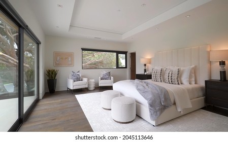 California, 20 September 2021: Luxurious Bright Bedroom With Comfortable King Size Bed And Modern Furniture. Template For Expensive Residential Mansion. Concept For Interior Architecture And Lifestyle