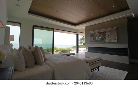 California, 20 September 2021: Luxurious Bright Bedroom With Comfortable King Size Bed And Modern Furniture. Template For Expensive Residential Mansion. Concept For Interior Architecture And Lifestyle