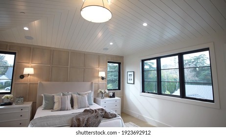 California, 24 February 2021: Luxurious Bright Bedroom With Comfortable King Size Bed And Modern Furniture. Template For Expensive Residential Mansion. Concept For Interior, Architecture And Lifestyle