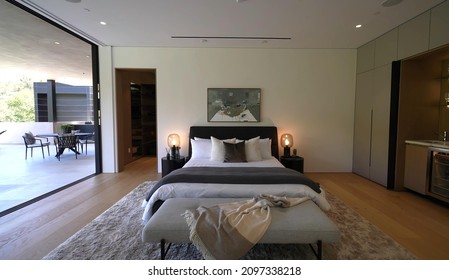 California, 26 December 2021: Luxurious Bright Bedroom With Comfortable King Size Bed And Modern Furniture. Template For Expensive Residential Mansion. Concept For Interior, Architecture And Lifestyle