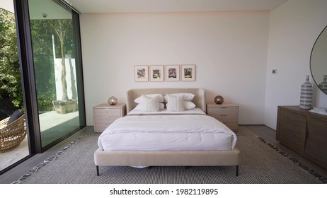 California, 29 May 2021: Luxurious Bright Bedroom With Comfortable King Size Bed And Modern Furniture. Template For Expensive Residential Mansion. Concept For Interior, Architecture And Lifestyle.